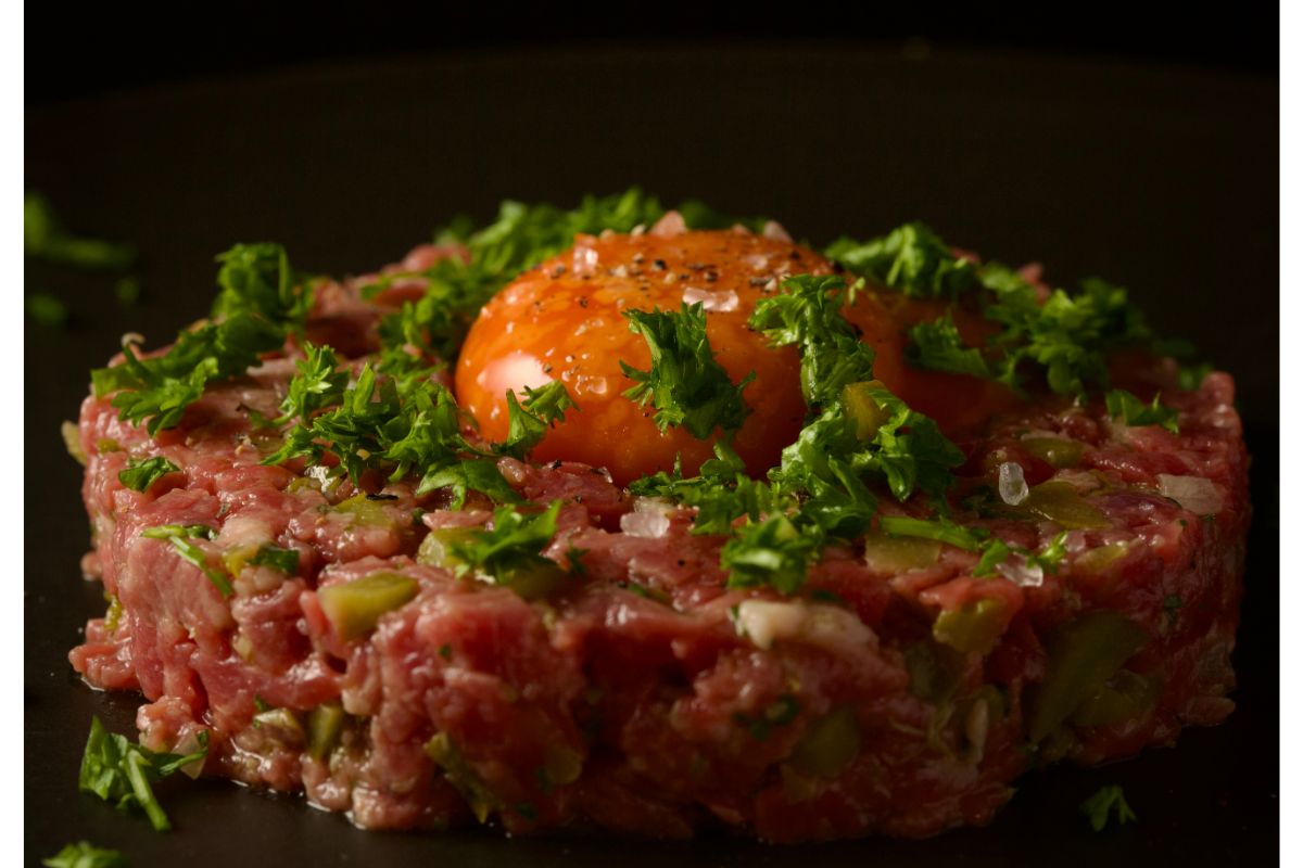 Tartare de boeuf et oeuf coulant