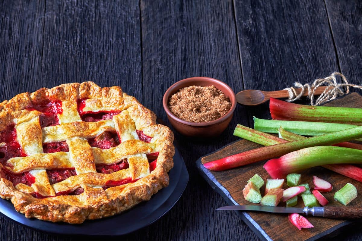 Tarte à la rhubarbe et aux fraises
