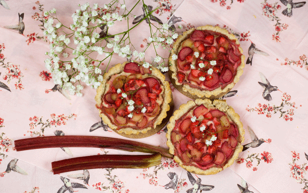 : Tarte à la rhubarbe et aux fraises