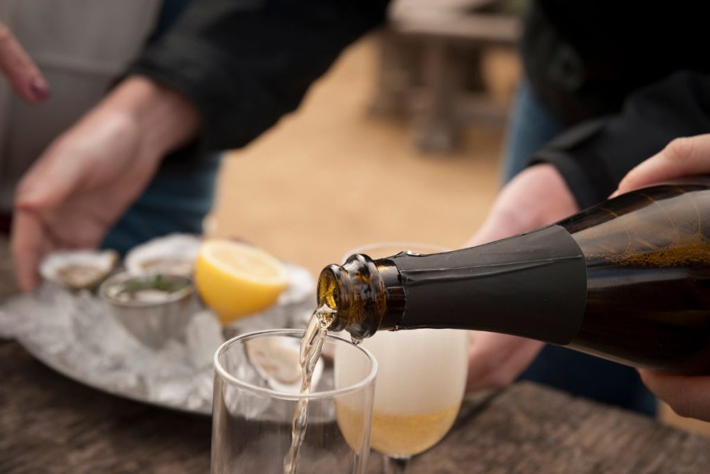 Gastronomie et verre de vin avec des huitres.