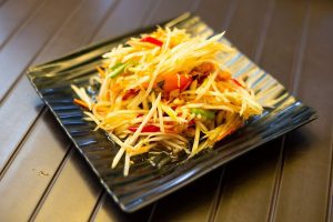 Tartare de boeuf à la Thaïe et salade de papaye