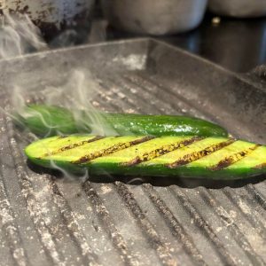 Concombres grillés sur le barbecue