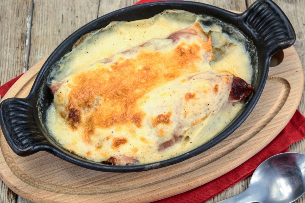 Gratin d' endives au jambon dans un caquelon